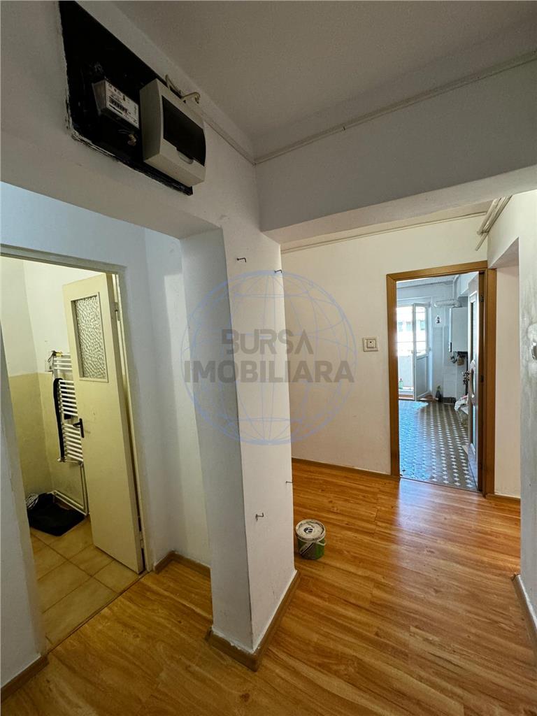 Apartament 4 camere, etaj 4/4 , zona centrala