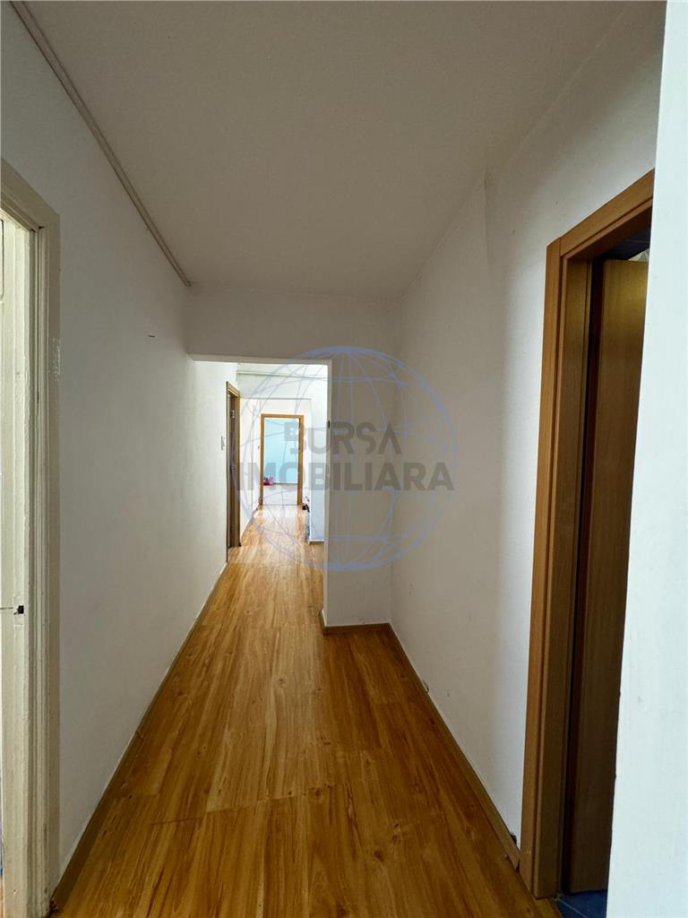 Apartament 4 camere, etaj 4/4 , zona centrala