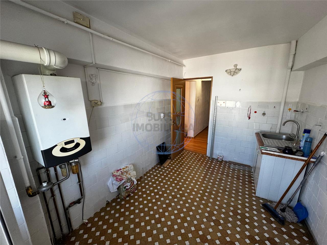 Apartament 4 camere, etaj 4/4 , zona centrala