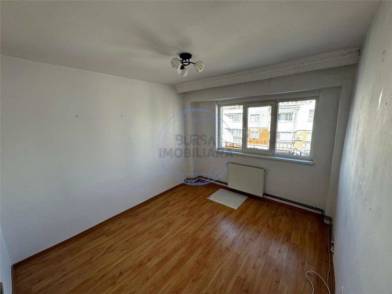 Apartament 4 camere, etaj 4/4 , zona centrala