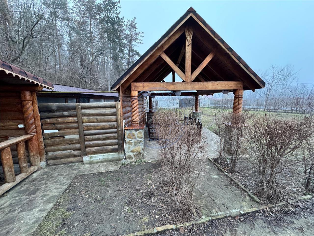 Casa spatioasa, ideala pentru locuinta sau afacere – 1500 mp teren, situata pe drumul principal  Vrancea  Brasov