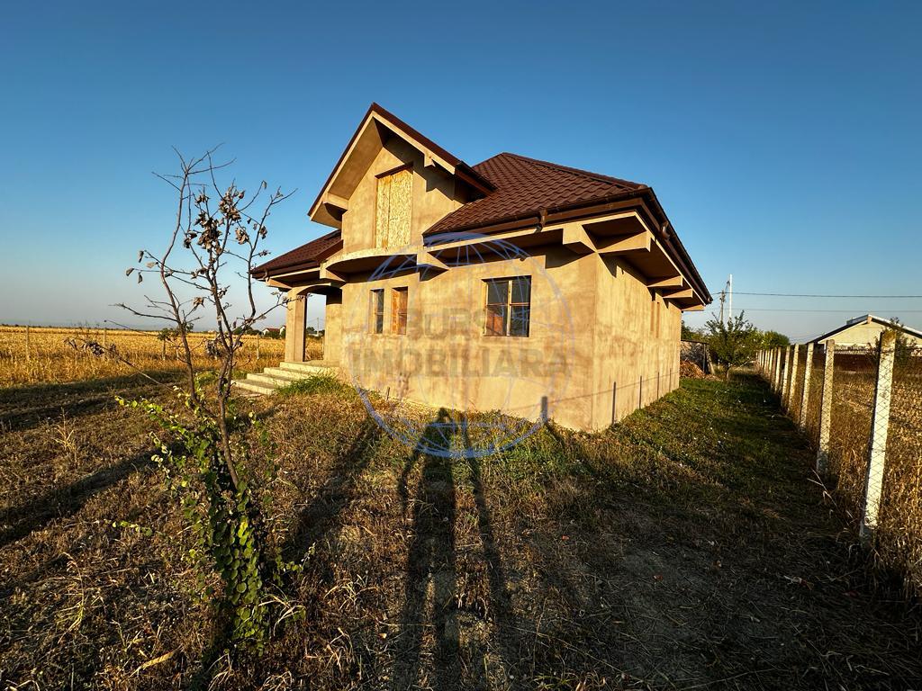 CASA LA ROSU  DE VANZARE ( BOTARLAU)