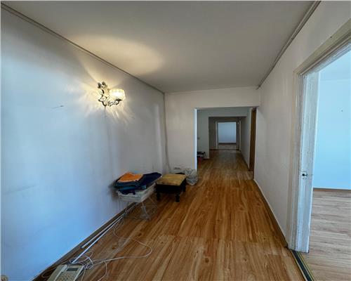 Apartament 4 camere, etaj 4/4 , zona centrala