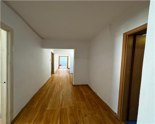 Apartament 4 camere, etaj 4/4 , zona centrala