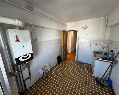 Apartament 4 camere, etaj 4/4 , zona centrala